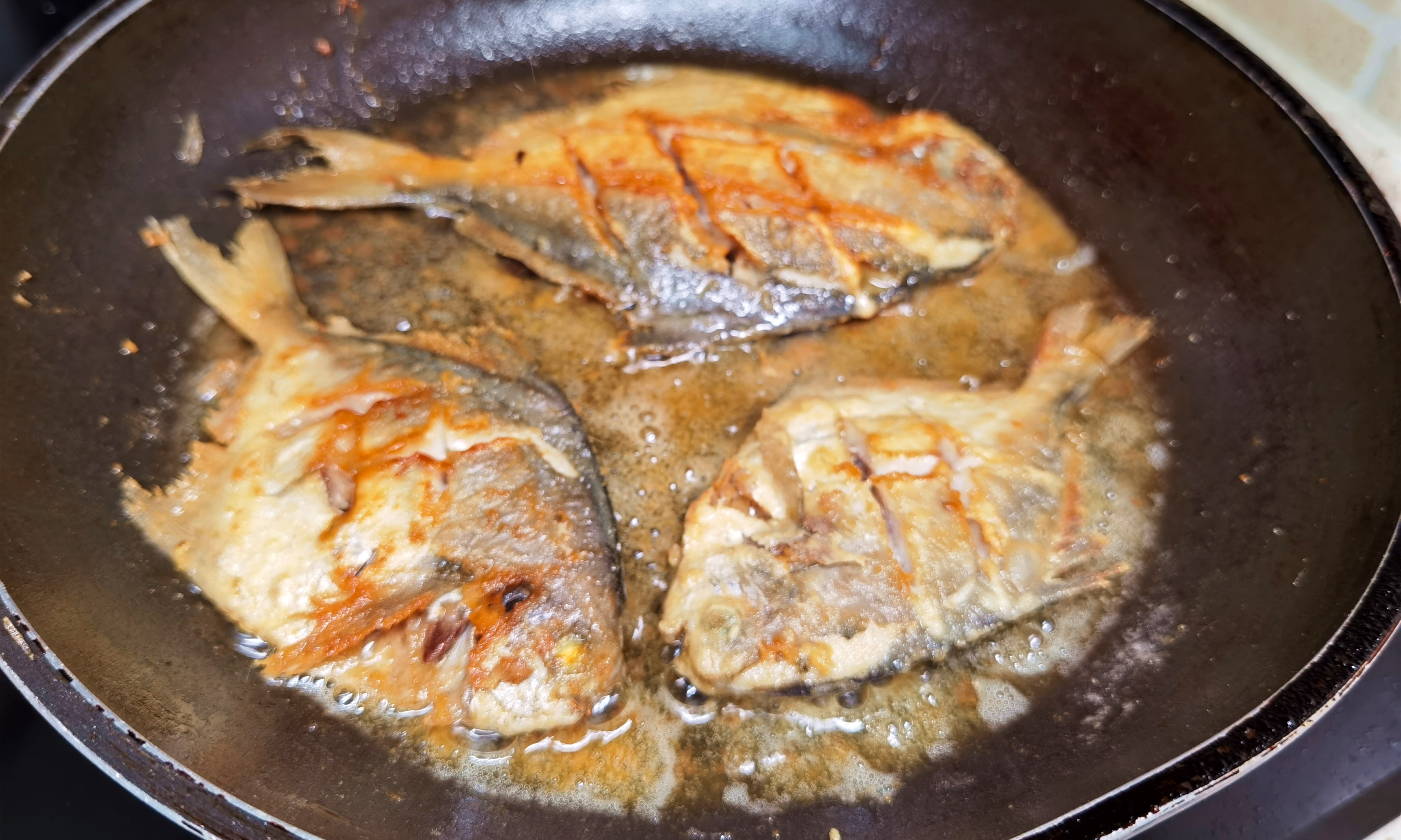 面粉|秋天碰到此鱼，我从不还价，一次准买5斤，营养极高，煎着吃最香