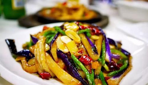 茄子▲炒茄子时，先放油是大错特错，只需多加这1步，茄子软嫩不吸油！