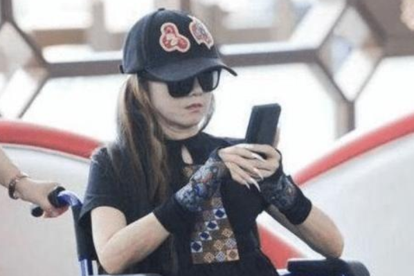 『郭麒麟』61岁杨丽萍的晚年生活，起居靠男助理伺候，宛如现实版“老佛爷”