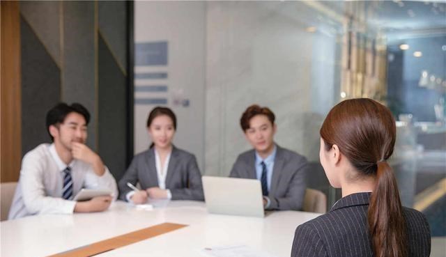 求职|面试官:你有5杯水,却来了6位领导,咋办?高情商求职者被录取