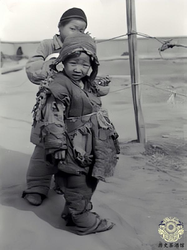 蒋介石▲1942年河南大饥荒老照片：图3正在啃树皮，蒋介石看完照片腿发抖