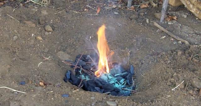 []上千度的铁水都不能将其熔化，坩埚是用什么做的？