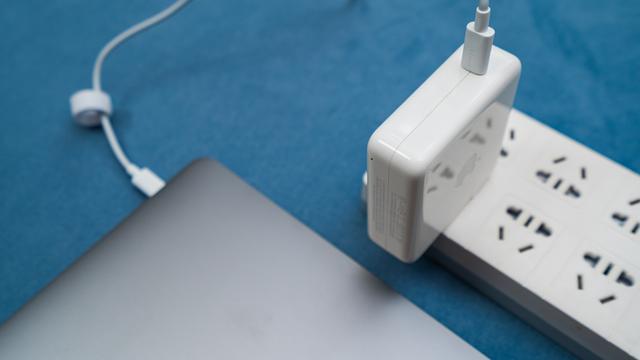 MacBook Pro|MacBook Pro 16寸笔记本该如何正确使用倍思120W氮化镓充电器