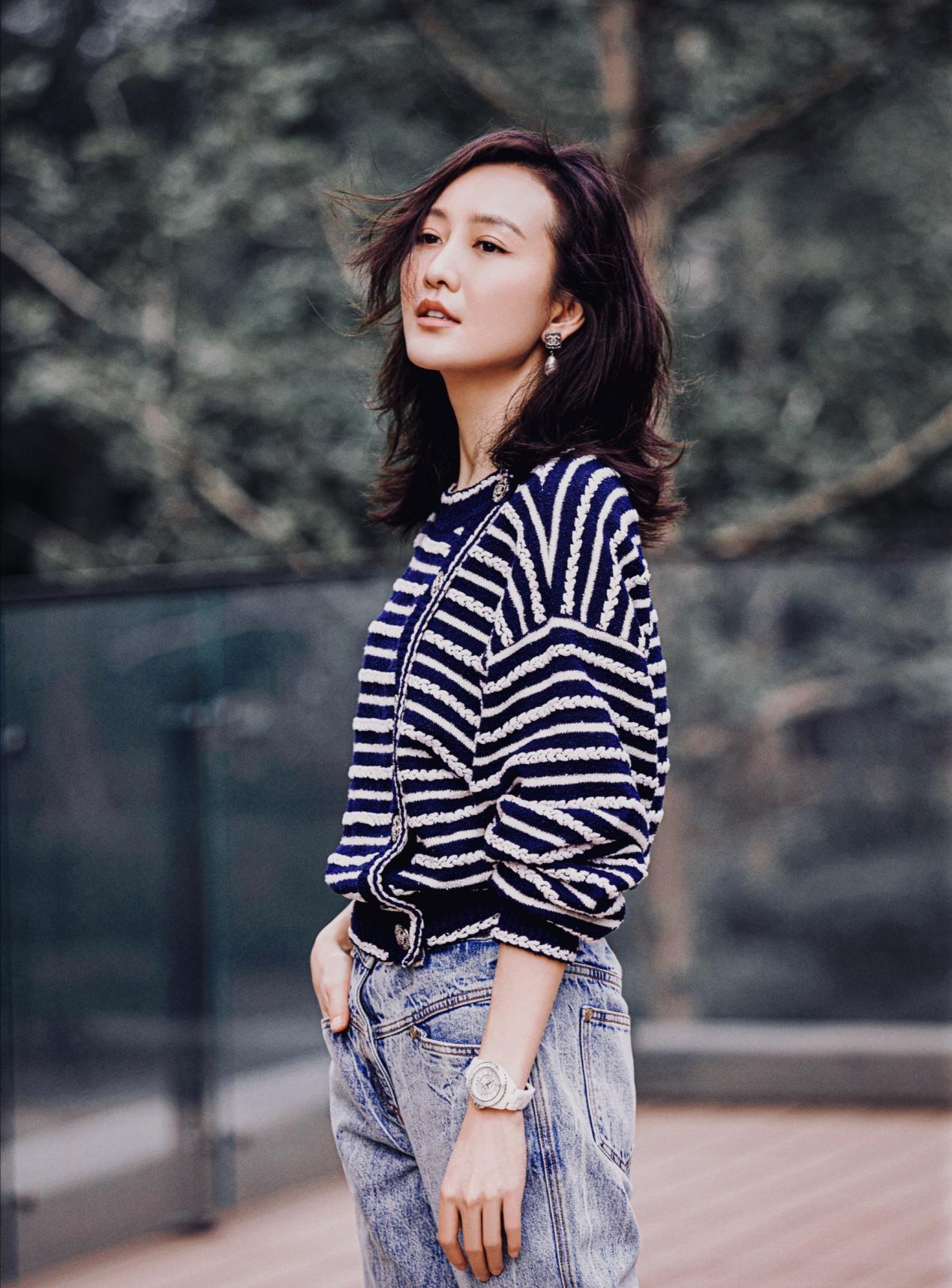 #王鸥#王鸥气场太强,皮质外套配V领打底衣气场十足,一抹红唇高贵冷艳