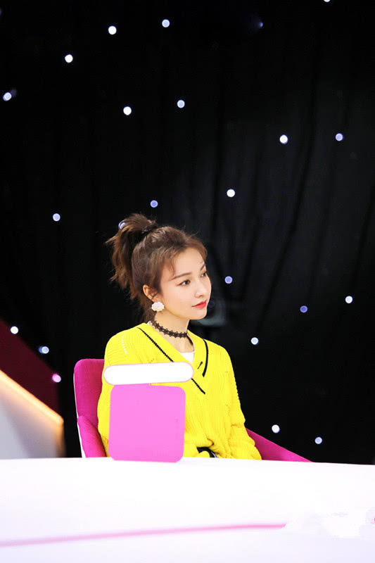 【针织衫】吴昕录节目，扎起马尾辫身穿黄颜色针织衫，可显时髦减龄了！