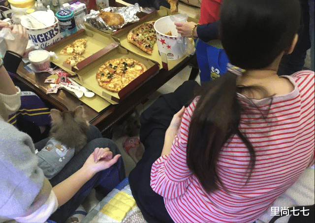 郭碧婷|郭碧婷携夫回娘家庆生，她被家人围绕超受宠，向佐一边独坐小板凳