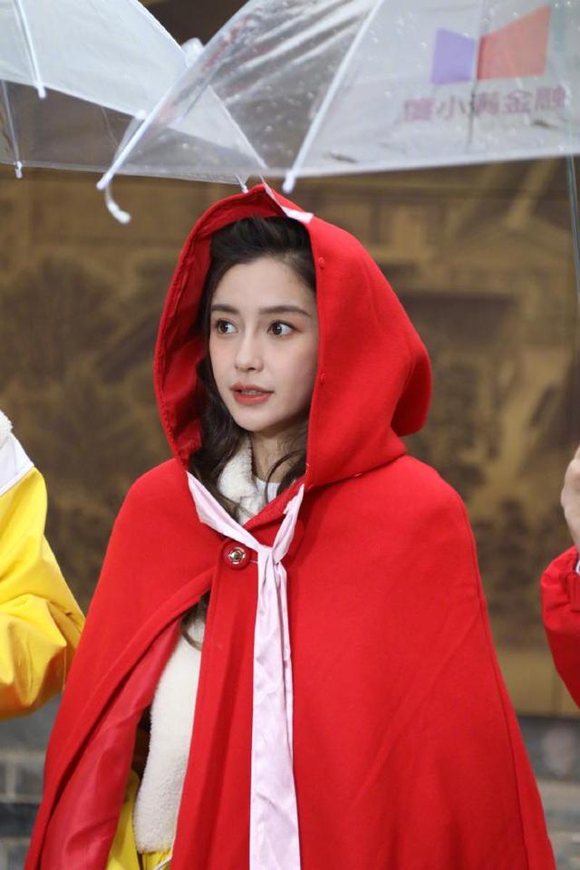 Angelababy|Baby缺席阔太团最新聚会疑被出局，录综艺路透照冻到面容僵硬