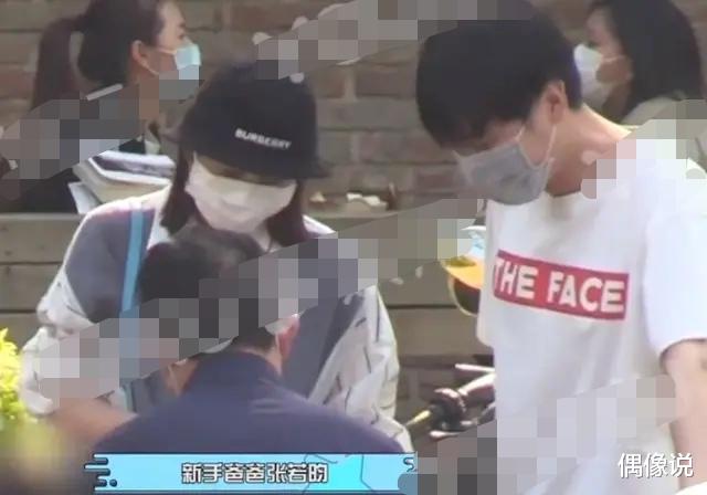 张若昀▲张若昀晒饭后舞剑视频，曝光豪宅花园布景，比普通小区上档次