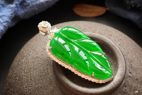 翡翠:有人说翡翠要抹油保养才好,这样的说法是否有道理