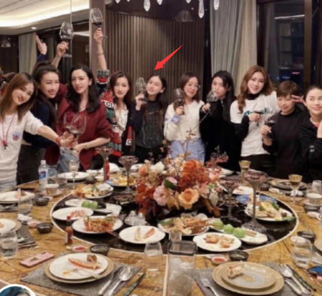 Angelababy|baby与富婆们聚会，看清现场唯一男伴是谁，真不怕黄晓明吃醋？
