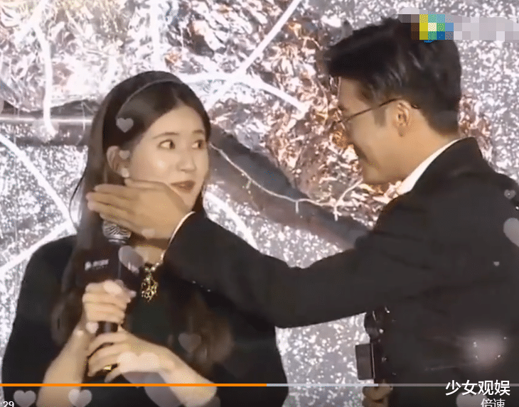 赵露思|赵露思现身《我喜欢你》见面会，镜头扫过她，真人长相一目了然