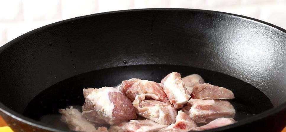 [排骨]排骨焯水后为啥变得又腥又柴，看完大厨才知道，原来用错水了