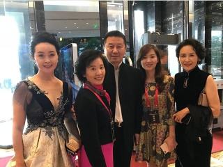 刘晓庆|64岁刘晓庆和宋晓英合照曝光，网友：一个过度保养一个自然老去！