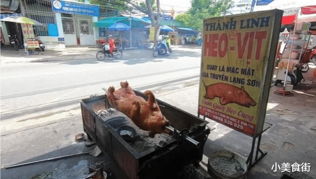 烤乳猪|旅游途中吃“烤乳猪”，不听导游的劝，1200元买了一整只，切开后：这是烤猪？
