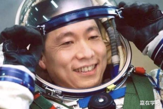 『杨利伟』撒贝宁好奇一件宇航服多少钱，杨利伟5字回应，撒贝宁彻底懵了！