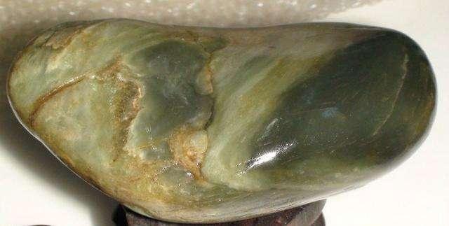 #老玩家#这种瑕疵很大的和田玉原石，老玩家们抢着买