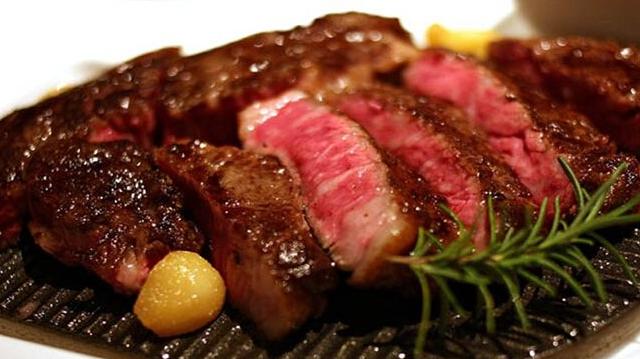 牛排|吃牛排,盘中有枚生蛋?不懂的人直接吃掉,服务员:这太好笑了!