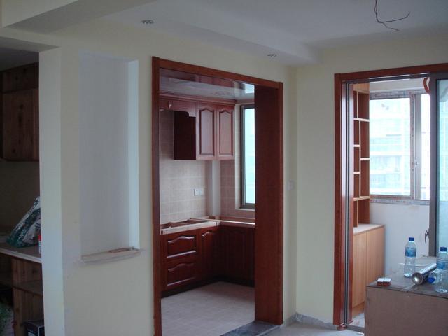 |别再傻傻装门套了，我家这样去装饰，更加美观高档，关键还省钱