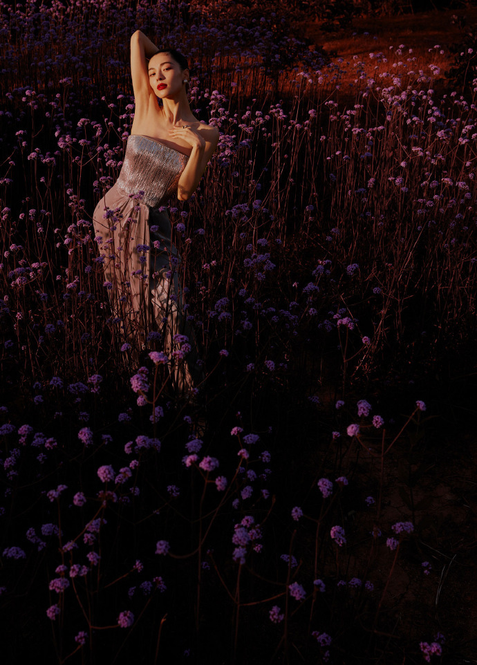 跨界歌王|新跨界歌王钟楚曦的造型又帅又飒！利落高马尾银色连衣裙，太撩人