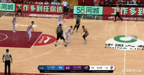 「林书豪」林书豪首秀险些被废！开场1分钟就被干趴！后脑勺猛砸地板