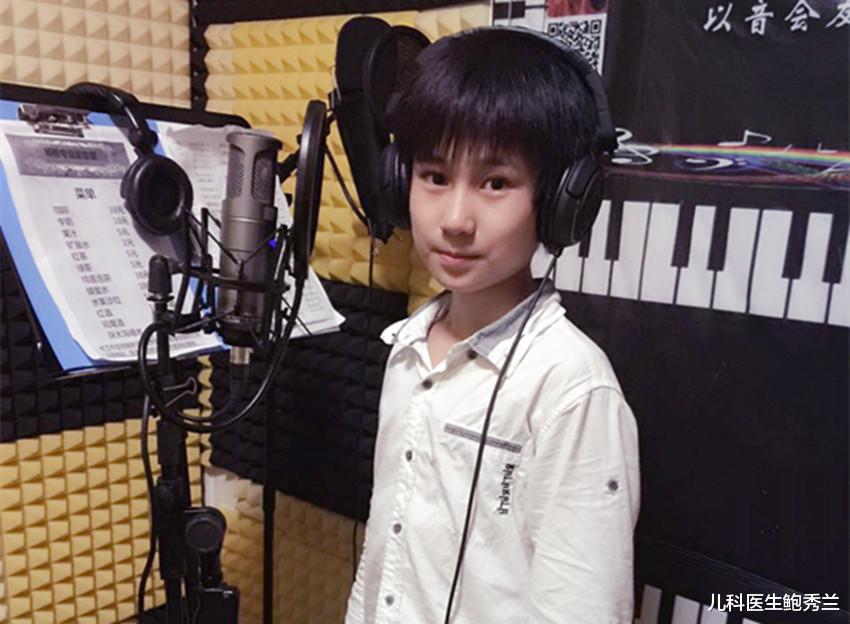 【演唱会】小歌手录音棚认真唱歌，谁曾想歌词是菜单，网友：录完就能点单了