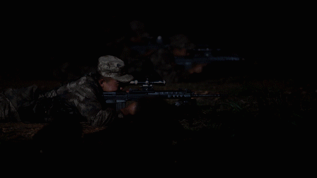 「狙击手」精彩慢镜头：狙击手开枪瞬间，脸上的肉都跟着颤！