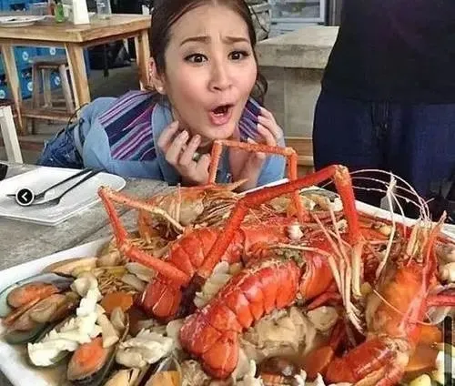 小龙虾:泰国人来中国吃小龙虾,吃完2大盆扔下50块钱就走,老板:站住