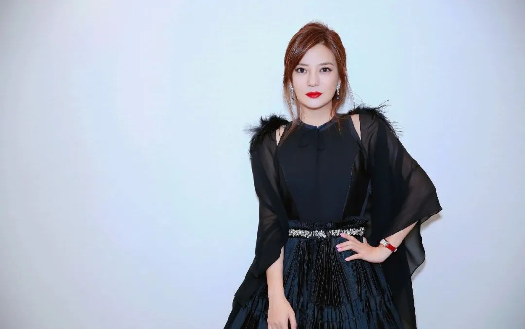 赵薇|赵薇当众卖惨，一句话暴露娱乐圈黑幕：击溃中年女性的绝不是离婚