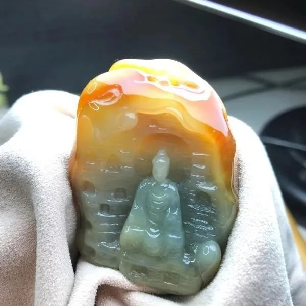 玉雕|品相普通的大马坎翡翠原石，看作品，玉雕师是如何发挥到极致！