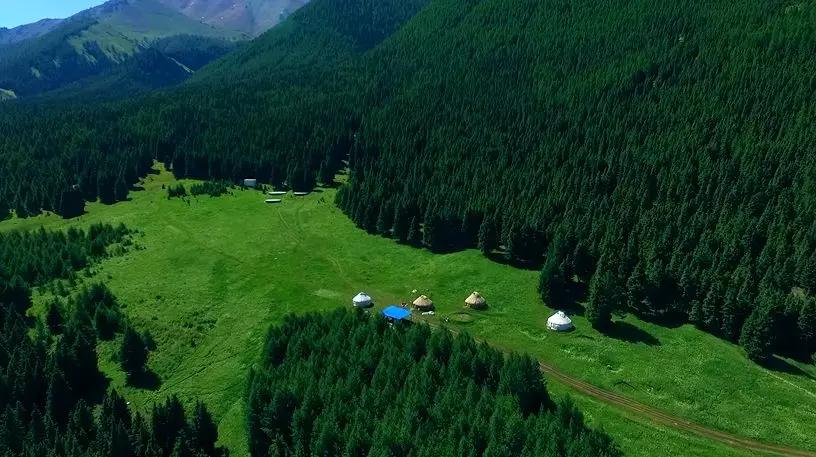 新疆维吾尔自治区 天山脚下的边陲小城，名气虽不及伊犁，但风景美如画