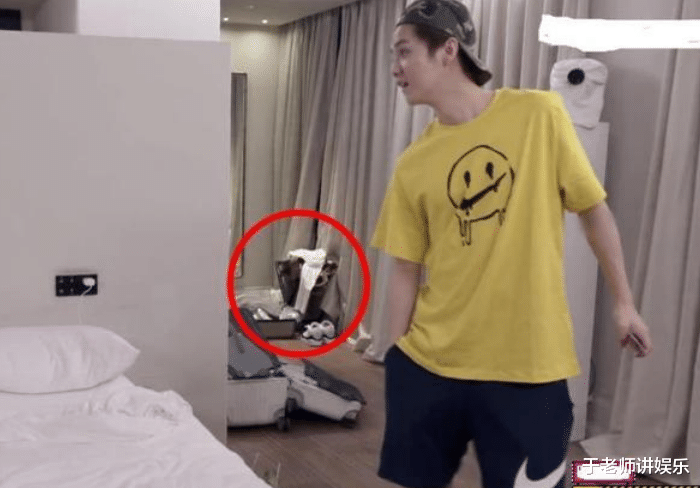 关晓彤|同居实锤？鹿晗房间里出现关晓彤睡衣，疑似女友贴身跟着录节目