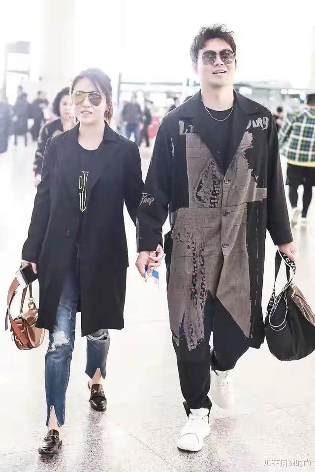 「周冬雨」马丽真霸气！左手名牌包右牵小11岁老公亮相，鲜肉老公撒娇太可爱了吧