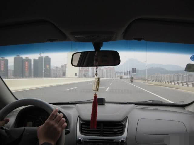 『交通法规』不知道“锯齿车道”怎么走，就把车卖掉吧，否则36分不够扣