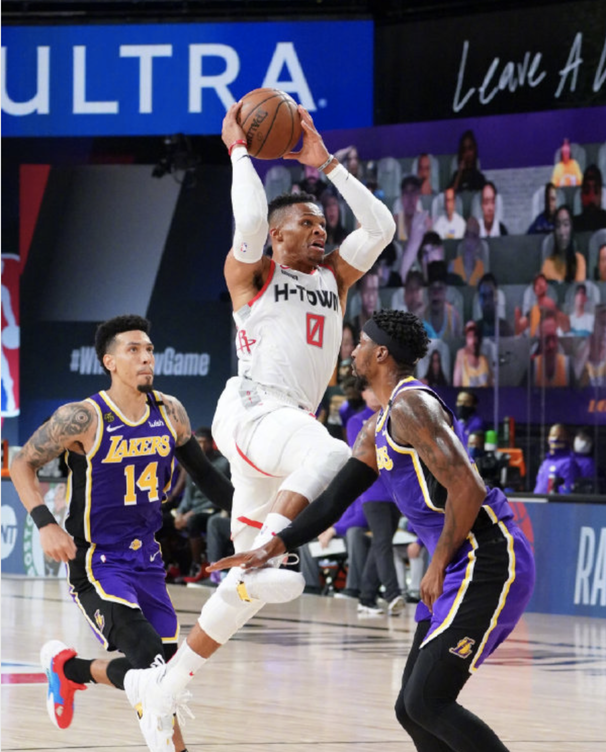 湖人队|湖人打火箭首战输15分,内线优势为啥打不出来?原因其实就两点