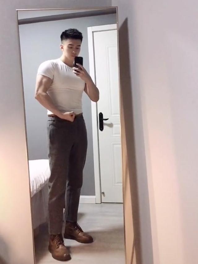 「健身」38岁大叔没有啤酒肚，一身肌肉活成27岁的样子，坚持健身10年