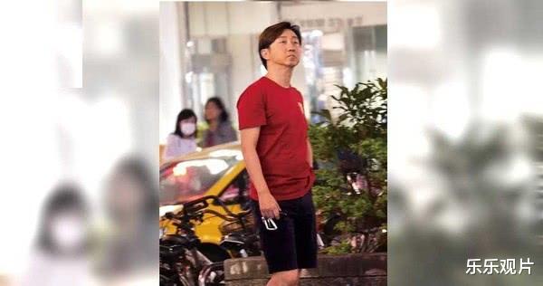 『庾澄庆』58岁庾澄庆陪娇妻逛街，扮猴脸逗妻子开心，坦言生活很有平稳感