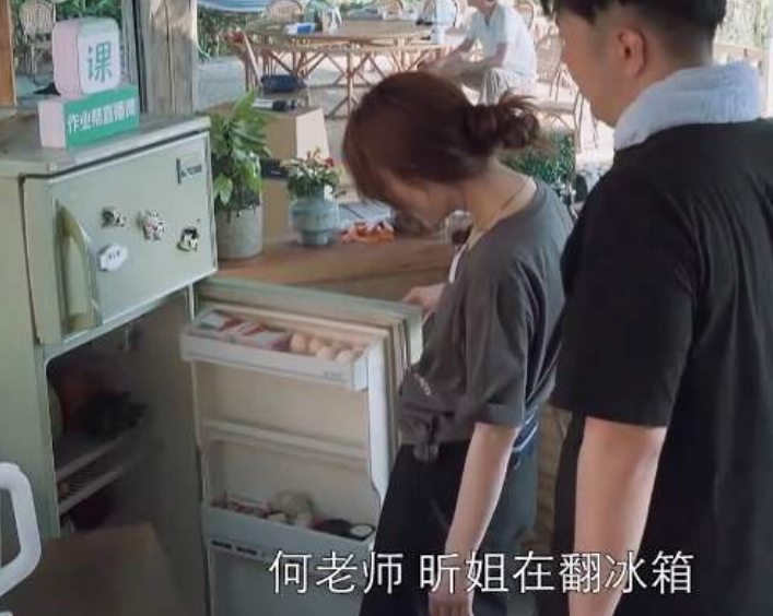 『黄磊』《向往4》黄磊做饭被爆“作戏”，看到冰箱放的啥，网友：被骗了