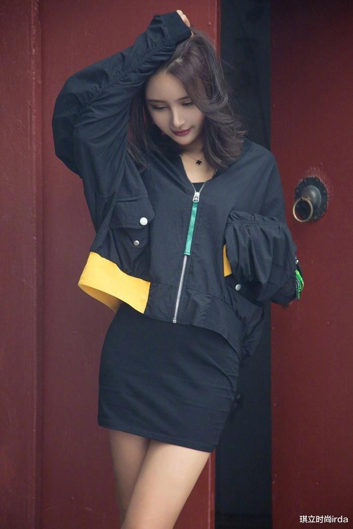 『小姐姐』知道你美行了吧?穿衣服还吊儿郎当的,要注意女神形象呀!