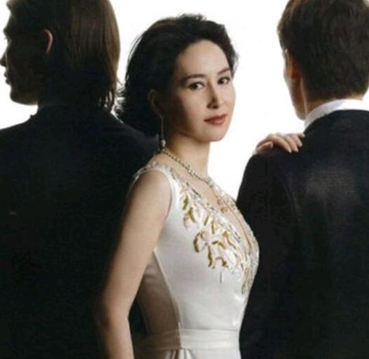 李嘉欣|50岁李嘉欣，8段迷乱情史之后，嫁给富豪，当第3者终于报应来了