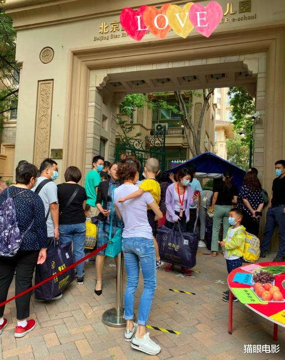 猫眼电影|金巧巧送俩娃上幼儿园，学费一年就14万！家中还有室内游乐园