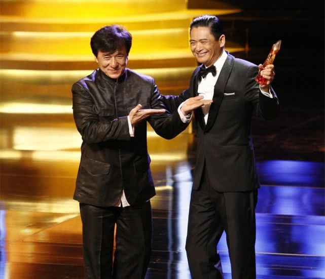 #贾静雯#成龙60大寿257位明星到场，而周润发60大寿，竟是这番景象！