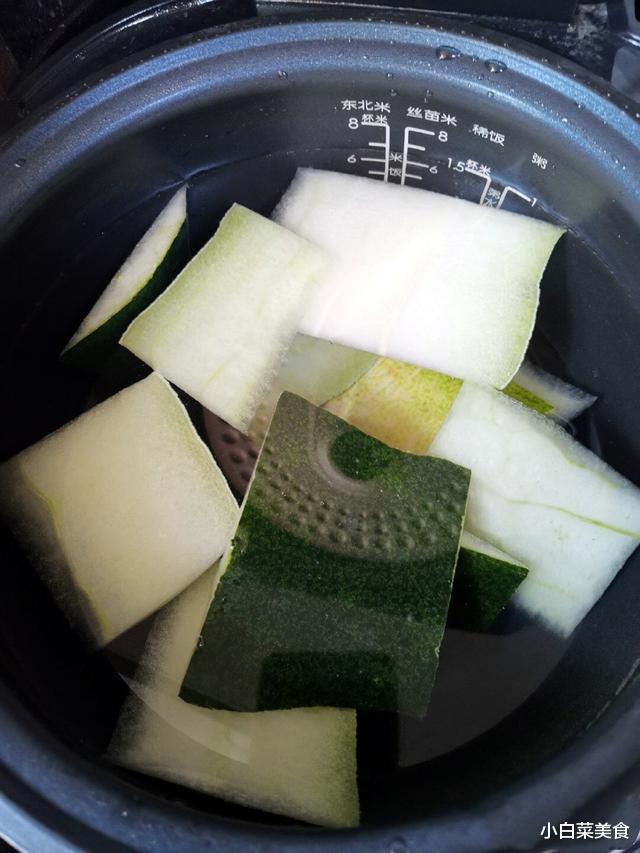 冬瓜|中餐厅：张亮用冬瓜煮汤不去皮？能喝吗？网友：他真的会做菜？