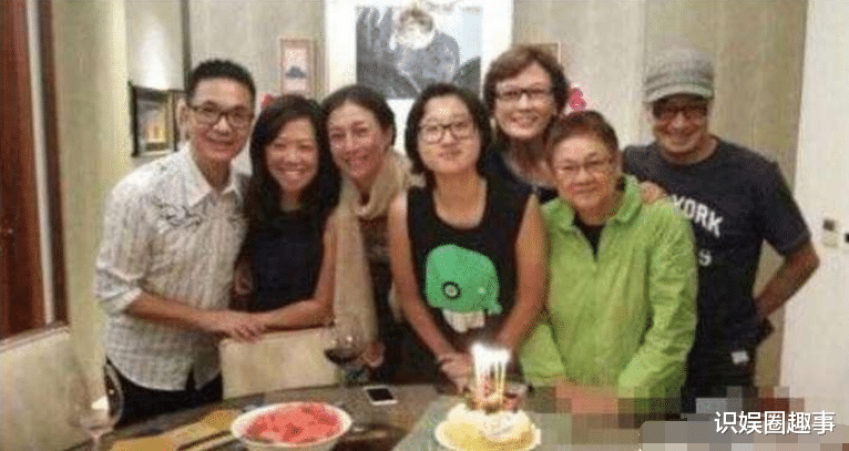 成龙|房祖名破费百万参加妹妹成人礼， 成龙一脸不高兴的： 惹她俩干嘛？