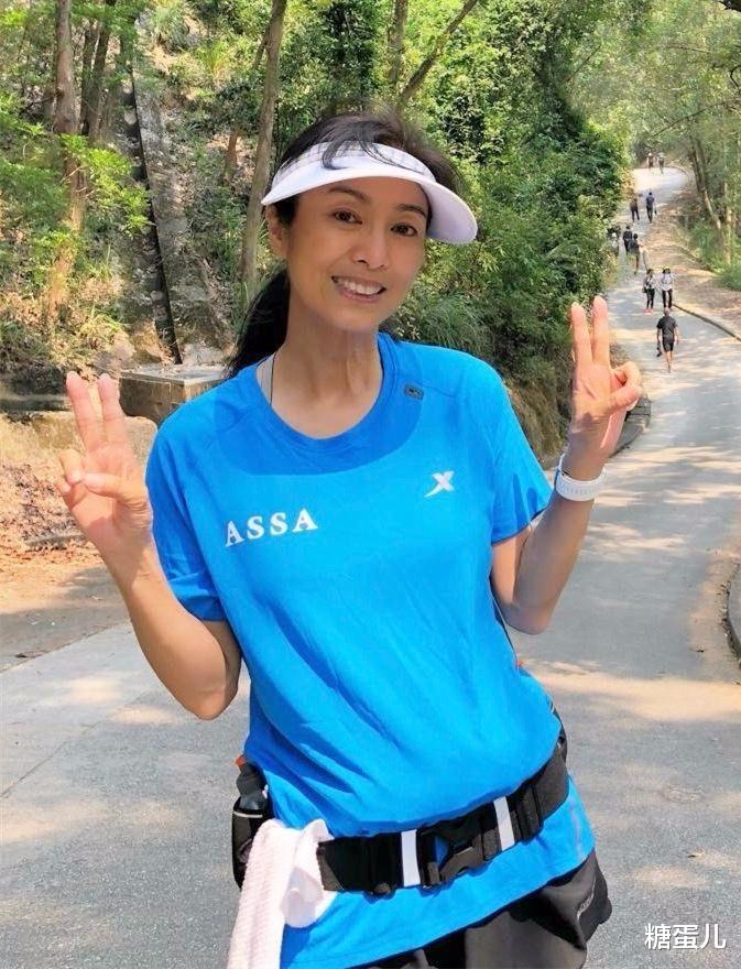 米雪|米雪三姐妹合影，离开了修图她老的最明显，但穿的是最年轻的！