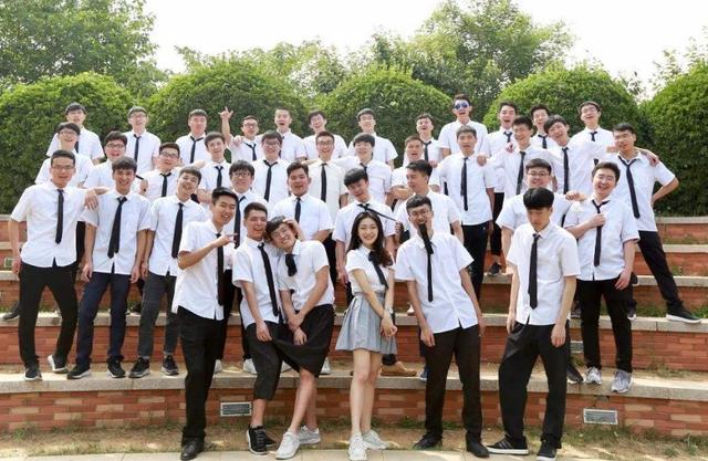 大学|大学男女比例失衡的4个专业，女生考上便是“班花”，全班宠着