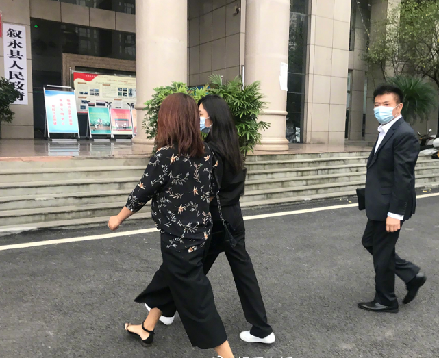 谭松韵|谭松韵为妈妈一案现身法院，谁注意她穿的衣服？这才是对逝者的尊重