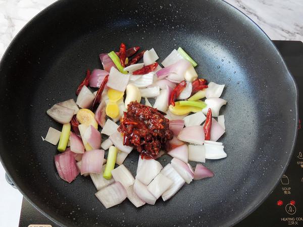 [鸡翅]鸡身上最脏的部位，里面含大量重金属，白送都不要，很多人不知道