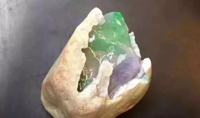 「翡翠」罕见！翡翠原石开出春带彩，天然的艺术品，价值翻倍！
