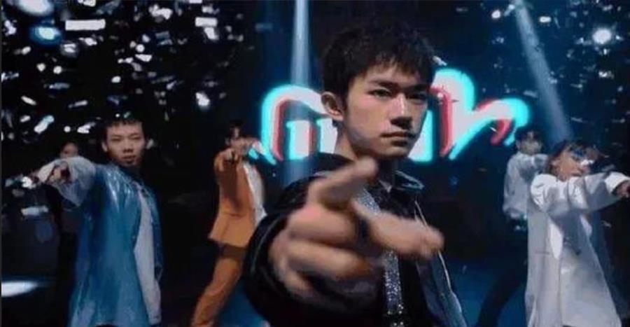 摇滚乐队|易烊千玺全新单曲《1起挺你》你听了吗？