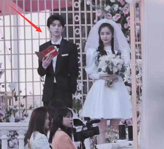 【蔡徐坤】奔跑吧:baby穿婚纱,有谁注意一旁的蔡徐坤?原谅我犯花痴了